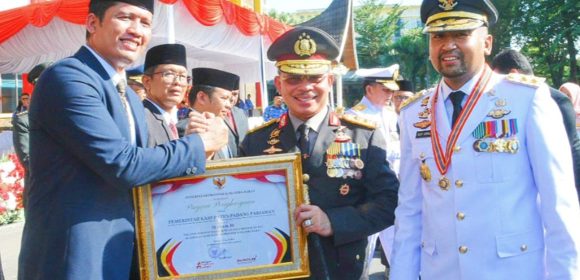 Kabupaten Padang Pariaman Terima Penghargaan sebagai Kabupaten Terbaik Ketiga dalam Penerapan Standar Pelayanan Minimal