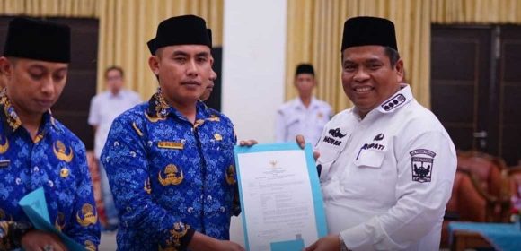 Bupati Suhatri Bur Serahkan SK Kepada 212 Pegawai Pemerintah dengan Perjanjian Kerja