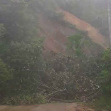 Jalan Provinsi Yang Menghubungkan Agam-Bukittinggi Longsor