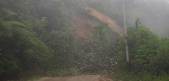 Jalan Provinsi Yang Menghubungkan Agam-Bukittinggi Longsor