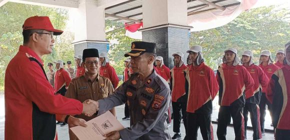 SEKDA Padang Pariaman Serahkan 34 Anggota Paskibraka Sebagai Pelaksana Pengibaran Bendera Pada HUT RI KE 79