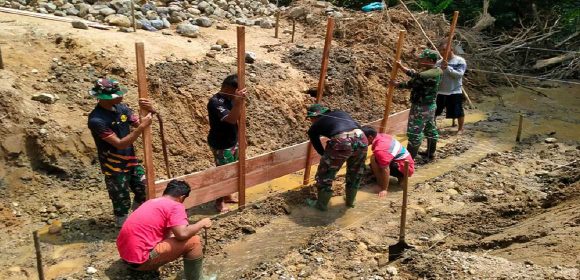 Satgas TMMD Kodim 0308 Bangun Jembatan Penghubung antara Korong Kubu Alahan Kuranji dan Korong Alahan Pagang