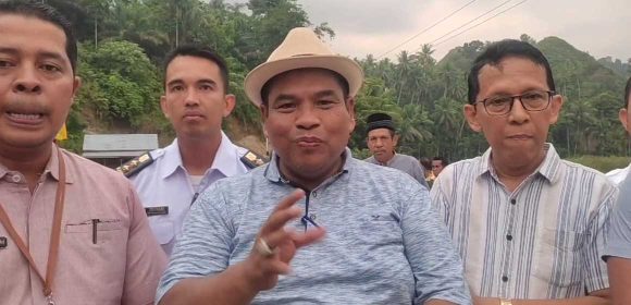Bupati Suhatri Bur Tinjau Rehabilitasi Jembatan Pulau Air Tanggul Sungai Batang Dareh