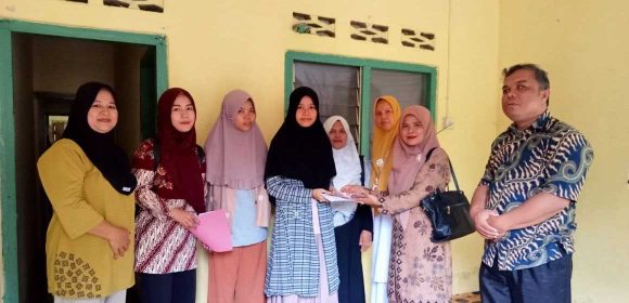 Dinsos Kota Solok Serahkan Bantuan Untuk Warga Yang Kurang Mampu