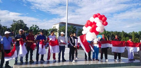 Jelang HUT RI, Pemkab Pasbar Bagikan Bendera Merah Putih