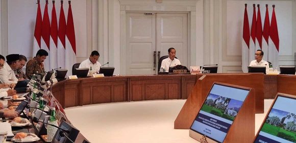 Prabowo Subianto Dampingi Presiden Jokowi Pada Rapat Terbatas