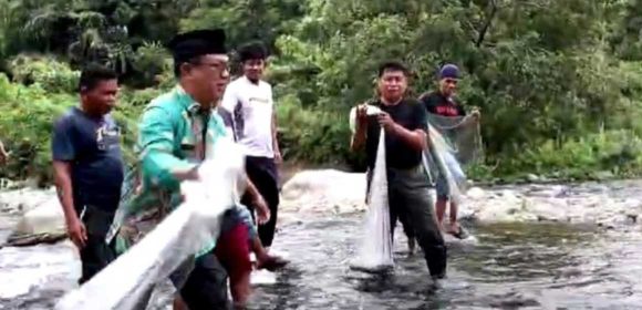 Menjelang Maulid Nabi: Warga Nagari Kuranji Hulu Pertahankan Tradisi Menangkap Ikan Larangan