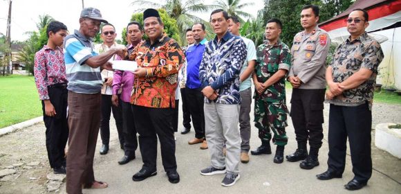 Tingkatkan Kesehatan Masyarakat, Bupati Suhatri Bur Bagikan JKN-KIS Di Lubuk Alung