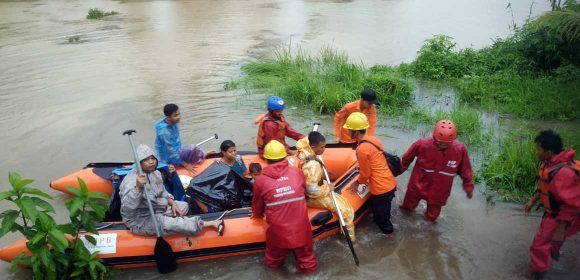 Banjir Melanda Ulakan Tapakis: BPBD Padang Pariaman Kerahkan Perahu Karet untuk Evakuasi