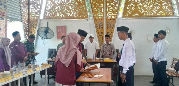 Panwascam Sintuak Toboh Gadang Lantik Pengawas TPS Terpilih di Profesional Caffe Lubuk Alung