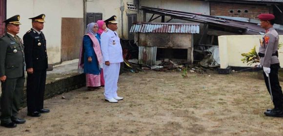 Plt. Bupati Padang Pariaman Drs. Rahmang Pimpin Upacara Peringatan Hari Pahlawan