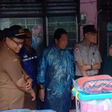 BPBD Padang Serahkan Bantuan Untuk Warga Yang Terdampak  Cuaca Ekstrem