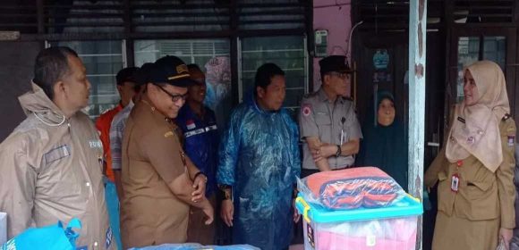 BPBD Padang Serahkan Bantuan Untuk Warga Yang Terdampak  Cuaca Ekstrem