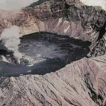 Gunung Raung Erupsi Dengan Ketinggian Kolom Abu 2.000 Meter