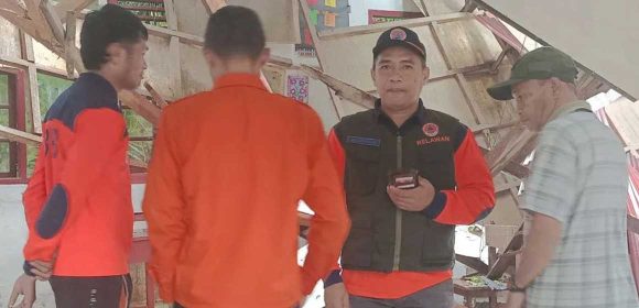 BPBD Pasaman Turunkan TRC Bersihkan SDN 01 Koto Rajo Dari Material Kayu