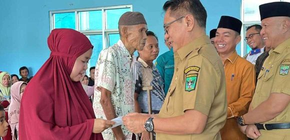 Bupati JKA dan Wakil Bupati Rahmat Hidayat Serahkan Zakat Fitrah kepada 1.700 Mustahik