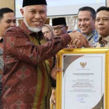 Gubernur Mahyeldi Beri Penghargaan kepada 12 OPD Terbaik di Sumbar