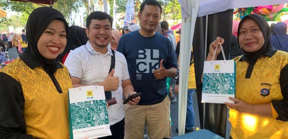 PLN UP3 Padang Ramaikan CFD Padang dengan Pemecahan Rekor MURI Rendang 1.000 Kg