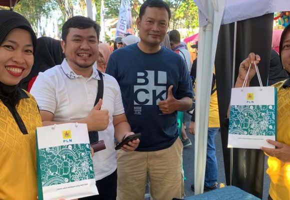 PLN UP3 Padang Ramaikan CFD Padang dengan Pemecahan Rekor MURI Rendang 1.000 Kg