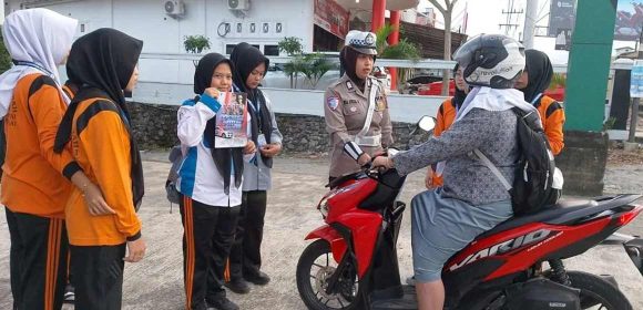 Satlantas Pasaman Barat Memberikan Edukasi Bagi Pelajar Soal Tertib Berlalu Lintas