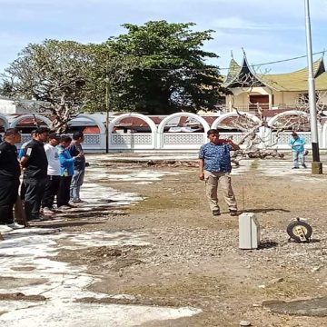 Kolaborasi Pemda, Angkasa Pura, dan Warga: Gotong Royong Bersihkan Masjid Raya Syekh Burhanudin