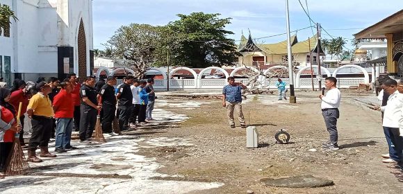 Kolaborasi Pemda, Angkasa Pura, dan Warga: Gotong Royong Bersihkan Masjid Raya Syekh Burhanudin