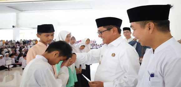 Bupati Padang Pariaman Serukan Pentingnya Pendidikan, Salurkan Beasiswa Rp1,8 Miliar untuk Siswa SD & SMP Se-Padang Pariaman