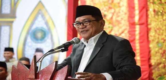 Bupati JKA Hadiri Wisuda Santri Nurul Yaqin Ambuang Kapua: “Tuangku dan Ustazah adalah Pilar Masa Depan Bangsa”