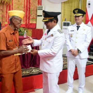 Penuh Haru, Bupati John Kenedy Azis Beri Tali Asih Untuk Veteran Pada HUT RI Ke-80