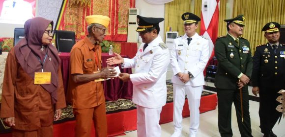 Penuh Haru, Bupati John Kenedy Azis Beri Tali Asih Untuk Veteran Pada HUT RI Ke-80
