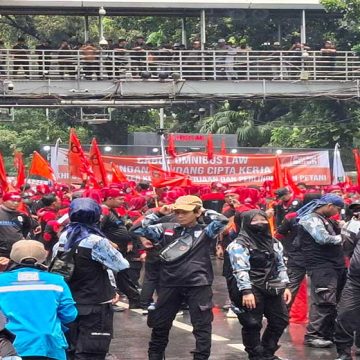Ribuan Buruh Kepung DPR, Tuntut Kenaikan Upah dan Hapus Outsourcing