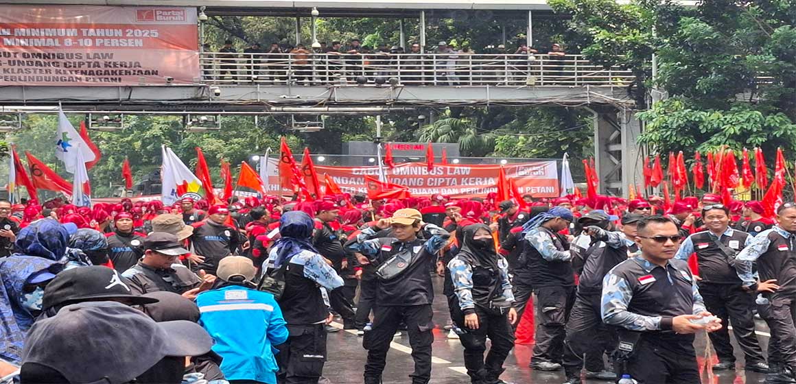 demo Ribuan Buruh Kepung DPR, Tuntut Kenaikan Upah dan Hapus Outsourcing