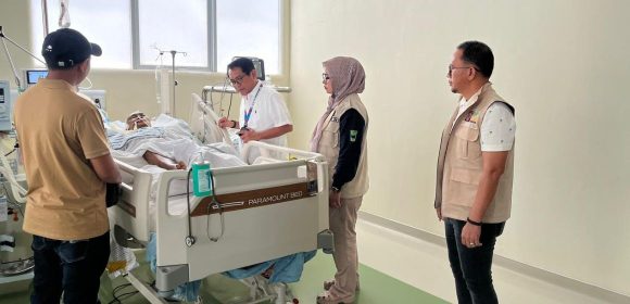 Bupati JKA Tunjukkan Kepedulian, Jenguk Korban Kekerasan di RS Yosudarso Padang
