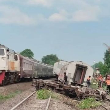 KERETA - FIX Tiga Kereta Tujuan Jakarta Dibatalkan Imbas Anjloknya KA Purwojaya di Bekasi