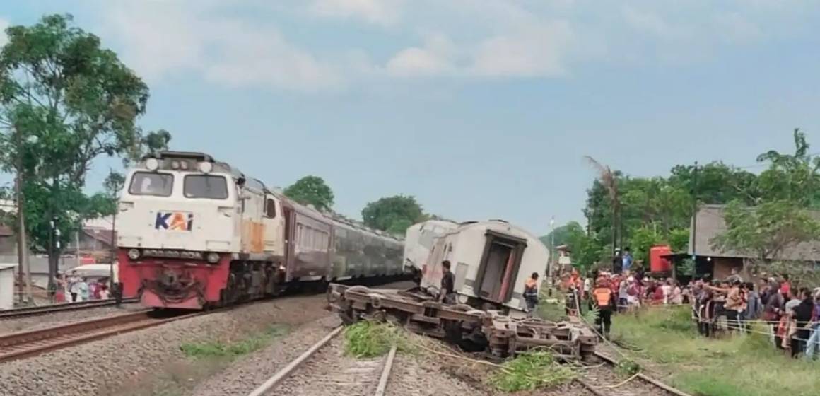 KERETA - FIX Tiga Kereta Tujuan Jakarta Dibatalkan Imbas Anjloknya KA Purwojaya di Bekasi