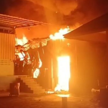 WEBSITE (28) Gudang Paket di Cakung Kebakaran, Sebagian Isinya Hangus Terbakar