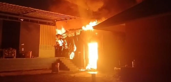 WEBSITE (28) Gudang Paket di Cakung Kebakaran, Sebagian Isinya Hangus Terbakar