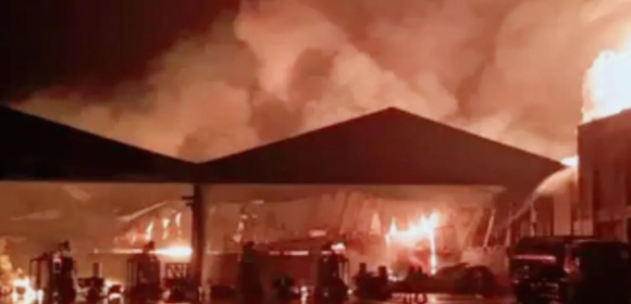 Petugas Padamkan Kebakaran Gudang Limbah Karawang Selama Delapan Jam