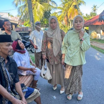 Berempati Dengan Kondisi Ali Munir, Ketua PKK Ny. Nita Beri Bantuan Tongkat dan Sembako