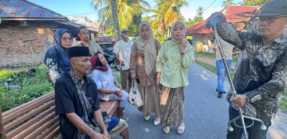 Berempati Dengan Kondisi Ali Munir, Ketua PKK Ny. Nita Beri Bantuan Tongkat dan Sembako