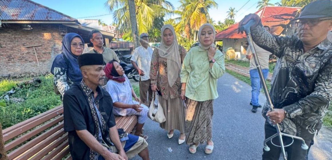 WEBSITE (80) Berempati Dengan Kondisi Ali Munir, Ketua PKK Ny. Nita Beri Bantuan Tongkat dan Sembako