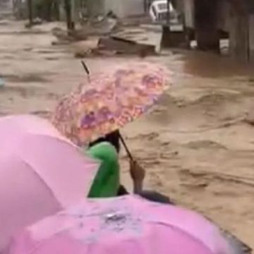 WEBSITE (10) Sungai Lubuk Minturun Di Koto Tengah Padang Meluap Deras Rendam Pemukiman