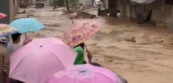 Sungai Lubuk Minturun Di Koto Tengah Padang Meluap Deras Rendam Pemukiman