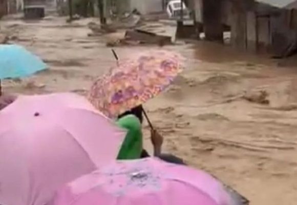 WEBSITE (10) Sungai Lubuk Minturun Di Koto Tengah Padang Meluap Deras Rendam Pemukiman