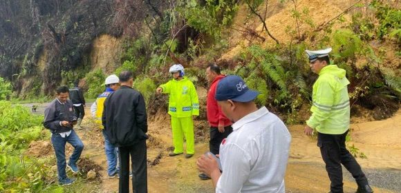 25 Orang Meninggal Dunia akibat Banjir Bandang dan Longsor di Sumut, Tapanuli Tengah, dan Selatan Terisolasi