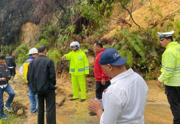 WEBSITE (11) 25 Orang Meninggal Dunia akibat Banjir Bandang dan Longsor di Sumut, Tapanuli Tengah, dan Selatan Terisolasi