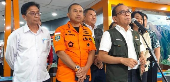 Bantuan Bencana Dikirim Via Udara Karena Jalan Aceh-Sumbar Putus Total