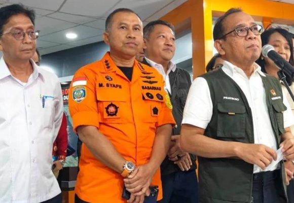 WEBSITE (14) Bantuan Bencana Dikirim Via Udara Karena Jalan Aceh-Sumbar Putus Total