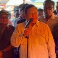 Prabowo Sambangi Pengungsi di Padang Pariaman, Menguatkan Warga di Tengah Derita Bencana
