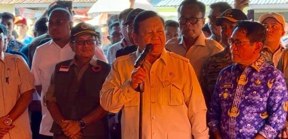 PRABOWO RI Prabowo Sambangi Pengungsi di Padang Pariaman, Menguatkan Warga di Tengah Derita Bencana